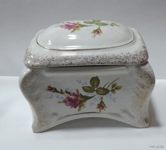 Шкатулка фарфоровая 70-е годы Польша. Высота 10 см. Размер 8.7-12.3 см.