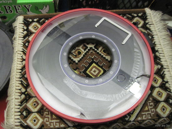 Магнитная лента-накопитель для хранения информации.