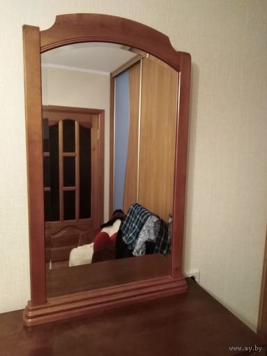 Зеркало в деревянной раме