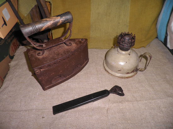 Утюг на углях,лампа керосиновая и ухват времён СССР,50-60-е г.(лот 01).С рубля.