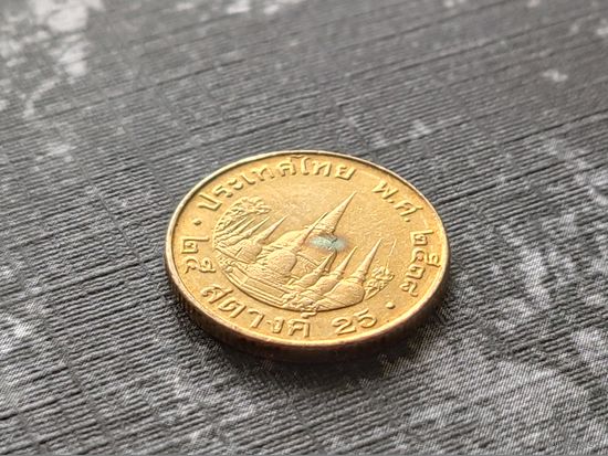 Таиланд. 25 сатангов 1995 (2538). Брак покрытия (цвет), грубая шлифовка штемпеля реверса. Торг.