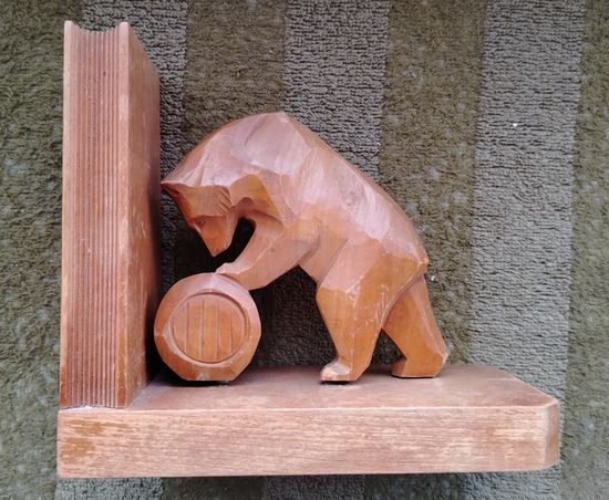 Медведь и книга из дерева (Европа)