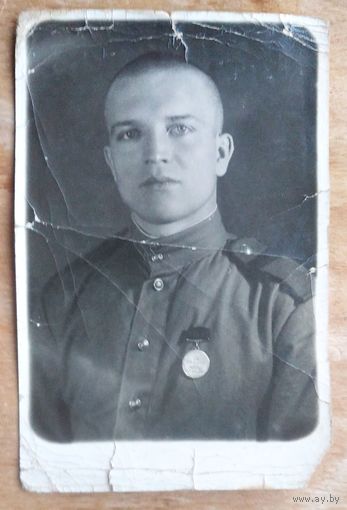 Фото сежанта с медалью "За отвагу". 1943 г. 8х12 см.