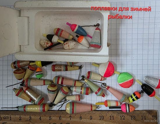 Для рыбалки поплавки и коробочка мотыльница одним лотом