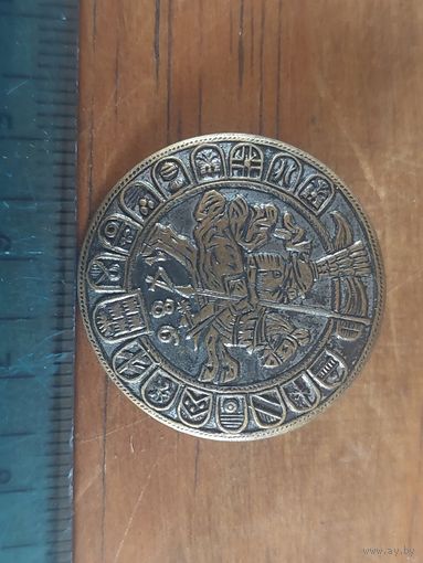 Красивая старая пуговица