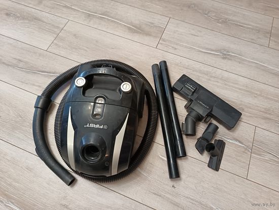 Пылесос First 1300w, всё рабочее. Не мощный, всего 1300 ватт, для простой уборки подойдёт.