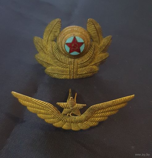 Комплект эмблем  офицерского  состава ВВС СССР 1948 года в золочёной  латуни. полнейшие  оригиналы.