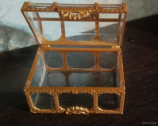 Декоративная шкатулка-сундучок из прозрачного пластика с золотистой отделкой