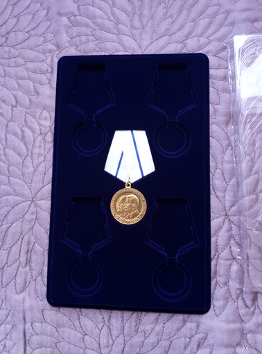 Планшетик вертикальный на 5 медалей Д32. Синий.