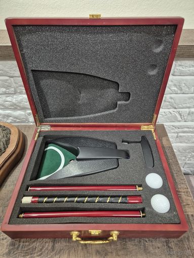 Портативный набор для игры в мини гольф в деревянном кейсе.