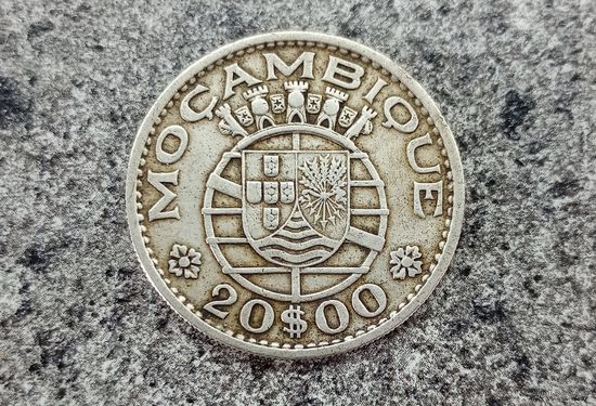 Португальский Мозамбик 20 эскудо 1960 год серебро 0.750