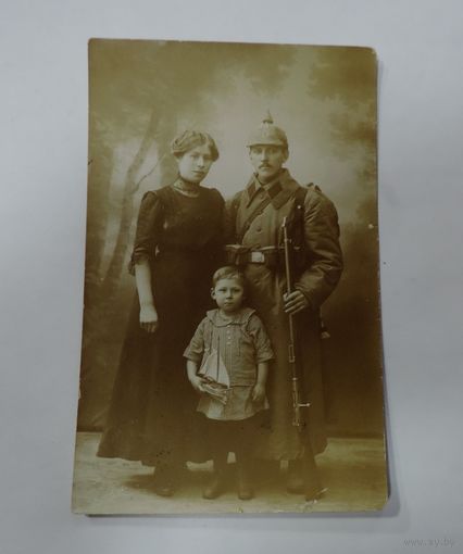Фото немецкого солдата с семьёй. 1915 г. 1-я мировая война. Размер 8.7-14 см.