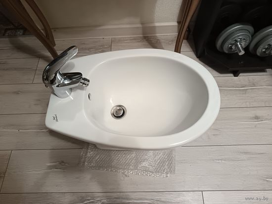 Биде, в хорошем состоянии, со смесителем. Пользовались мало. Чистый. Размеры на фото