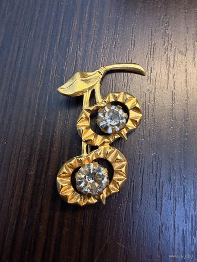 Винтажная брошь в форме двух вишен с кристаллами с клеймом МК6 , сделано в СССР