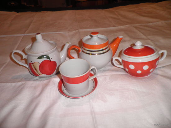 Фарфоровый Набор заварник,чайник,сахарница и чашка с блюдцем времён СССР.С рубля.