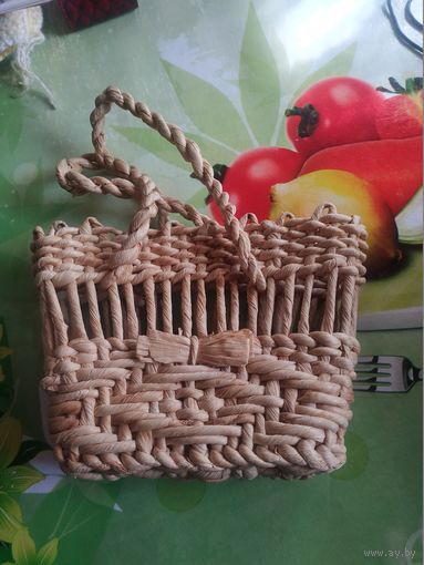 Корзинка плетеная для маленькой девочки.Состояние на скане.