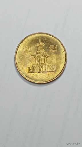 Южная Корея 10 вон 2001 года .