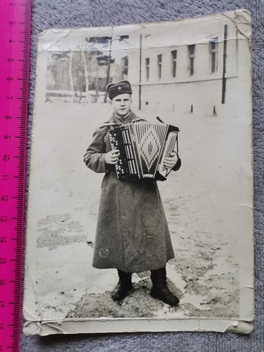 Старое фото. Солдат с гармошкой. Германия 1945г.