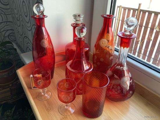 Новогодняя распродажа !Куча графинов из красного стекла НЕМАН ( одним лотом )