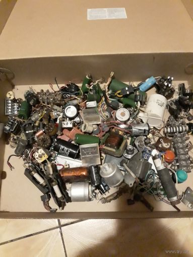 Радиодетали с рубля, 3,6кг.(лампочки,клемники,моторчики,конд ёры и др.)