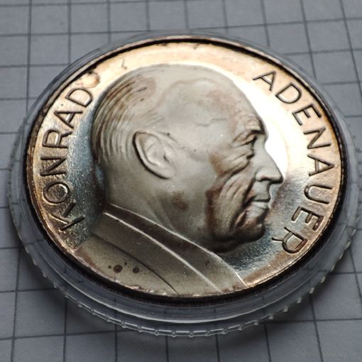 Серебрянная медаль Конрада Аденауэра 1967 года.