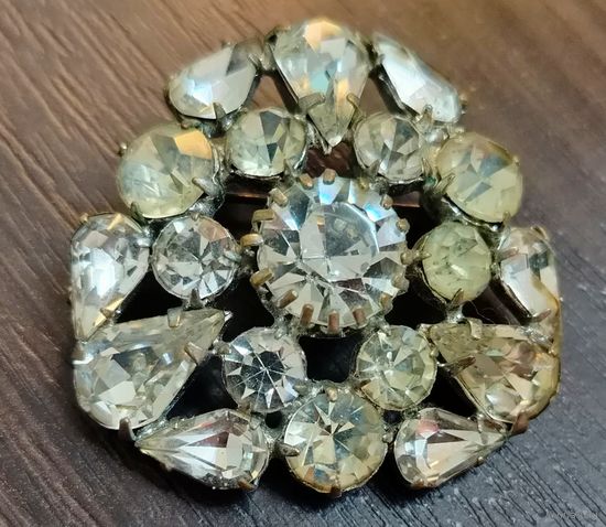 Винтажная брошка чешская бижутерия  , яркая блестящая , в хорошем состоянии застежка рабочая , без потерь .