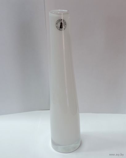 Ваза из молочного стекла 80-е годы Европа. Высота 23 см.