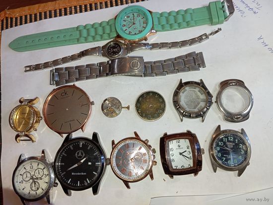 Сборный лот часов и аксессуаров .
