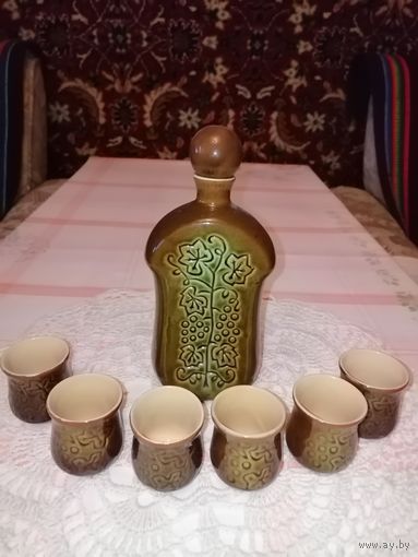 Красивый Набор рюмок и Два графинчика из СССР