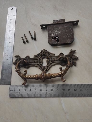 Ручка накладка с замком и шурупами.