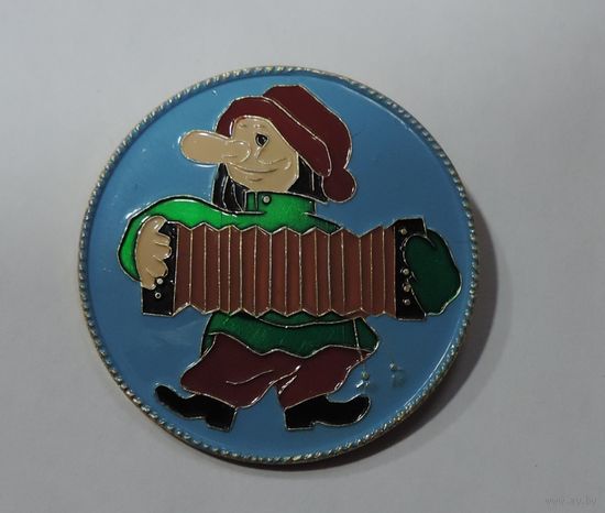 Значок "Петрушка с гармошкой" СССР. Алюминий. Диаметр 4.5 см.