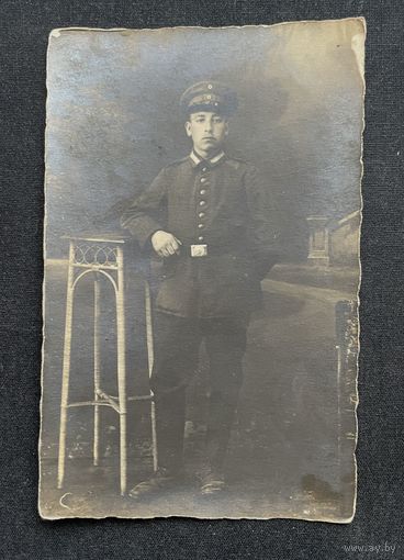 Фотооткрытка 1 Мировая война / Немецкий солдат / китель Feldbluse, фуражка Feldmutze, поясной ремень с пряжкой.