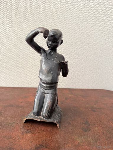 Мальчик кормит гуся утку часть композиции Касли