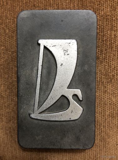 Эмблема  решетки ВАЗ-2107