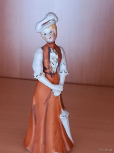 Статуэтка дама в шляпе с зонтиком