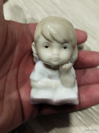 Красивая фарфоровая статуэтка ,девочка в шикарной глазури,с рубля