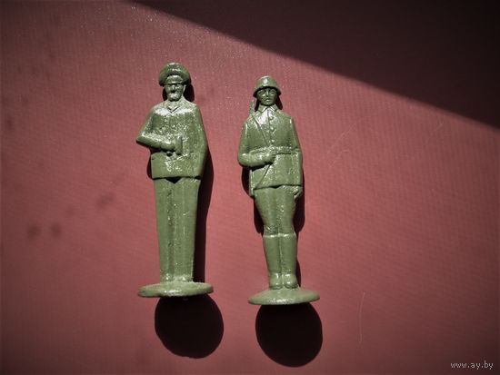 ДВА ОЛОВЯННЫХ СОЛДАТИКА СССР, ОФИЦЕР И СОЛДАТ.