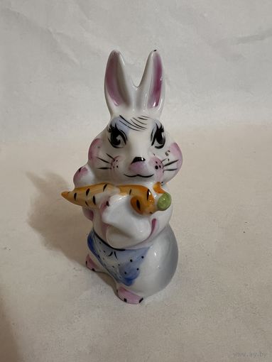Статуэтка "Заяц с морковкой"! фарфор