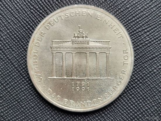 10 марок 200 лет Бранденбургским Воротам A ФРГ Серебро 15,5 грамма 625 пробы 0,311 унции! Остатки штемпельного блеска! ВОЗМОЖЕН ОБМЕН!