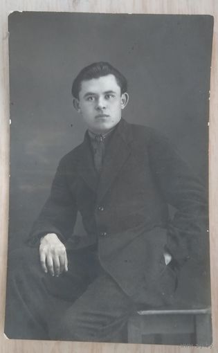 Фото юноши. 1930-е. 8х13 см