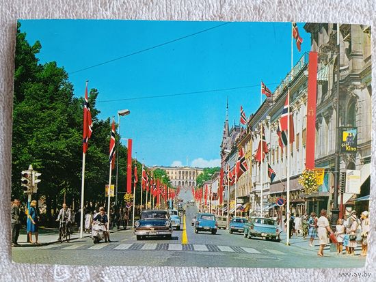 Норвегия, Осло. Главная улица Норвегии "Карл Юхан". Королевский дворец на заднем плане