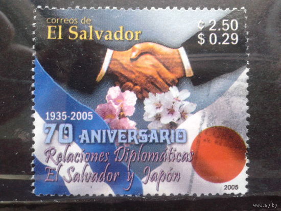 Сальвадор, 2005. Флаги Сальвадора и Японии, рукопожатие
