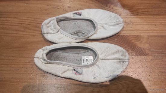 Чешки белые и черные на 27-28 размер по стельке 17-17,5 см. Целые. По 10,00