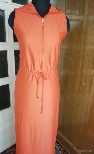 Необычное платье супер-люкс Италия спортивного стиля, размер44-46,длинной в пол, эластан высокого качества, с капишончиком как ворот, стилевое.