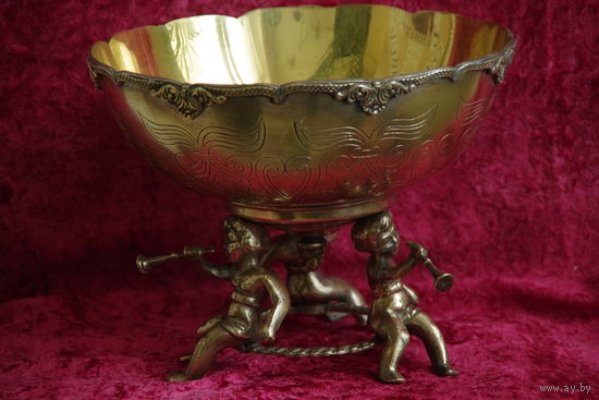 Ваза латунная с внутренним золочением ( Европа ) довоенная  ( диаметр 23,5 см , высота 18 см )