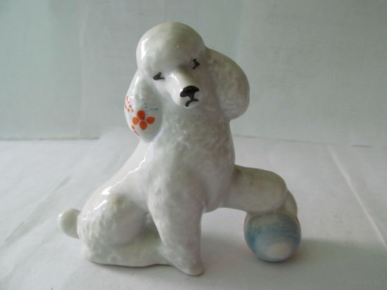 СТАТУЭТКА ПУДЕЛЬ С МЯЧОМ ДУЛЕВО.