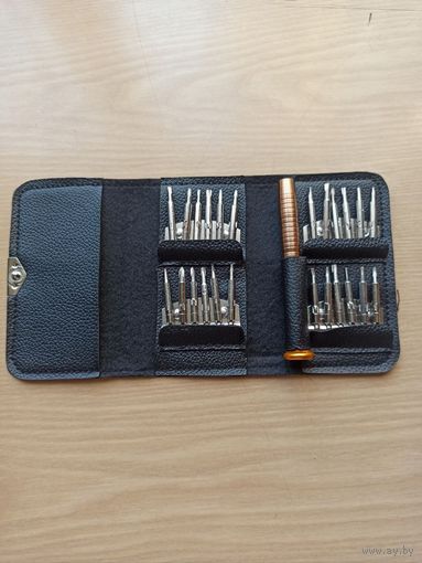 Набор отверток для мобильных телефонов с чехлом В комплекте: - Удобный чехол для хранения по типу кошелька (быстрое открытие, закрытие на кнопку), - Рукоятка, - 24 отвёртки-вставки (т.е сменные наконе