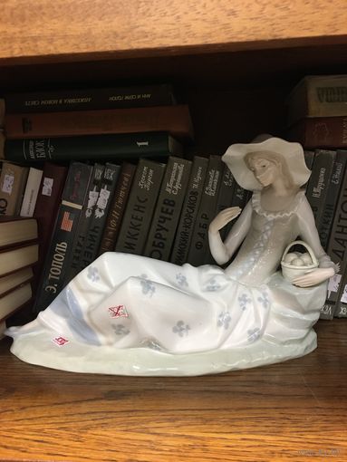 Большая статуэтка Девушка с корзинкой