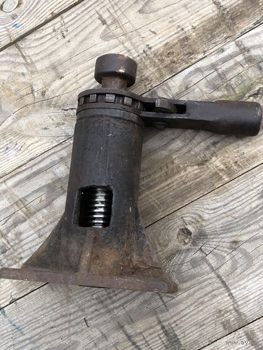 Домкрат старый чугунный от военной техники
