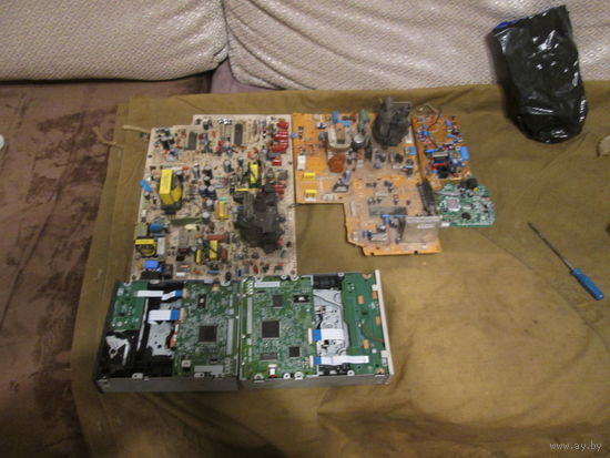 Платы с радиодеталями.